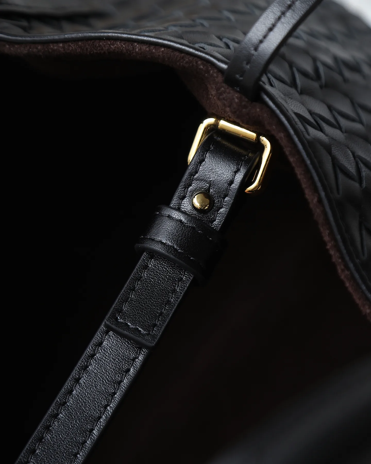 1000. BOTTEGA VENETA's 2025 new product pinacoteca has super soft leather, and the weaving function, practicality and relaxed fashion sense have not been lost ❤️‍🔥Amway is a must-have bag for sisters when going out. The size also accurately meets the commuting needs of urban beauties, and it can fit everything! ! ! 🔥The capacity should not be underestimated~ It doesn’t pick the person, the occasion, or the occasion. With its majestic curved outline, exquisite woven texture, delicate edges and rounded handles, this woven vegetable basket bag truly achieves the goal of “dressing up and being fashionable without getting in the way”~ Are you interested in Jimei? Style number: 819004 Size: 24*15*12cm